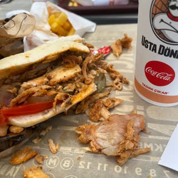 Usta Dönerci'de Çiğ Tavuk Göğsü Bulundu: Gıda Güvenliği Şikayeti