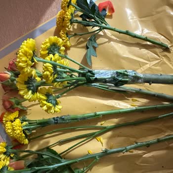 Çiçek Sepeti Kısacık Çiçeklerle Hazırlanan Buket, Vazoya Uyum Sağlamıyor