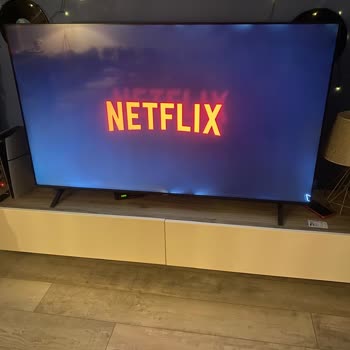 Ekranda Belirgin Beyaz Işık Patlaması Ve Üreticinin Sorun Görmemesi Nedeniyle Değişim Talebi