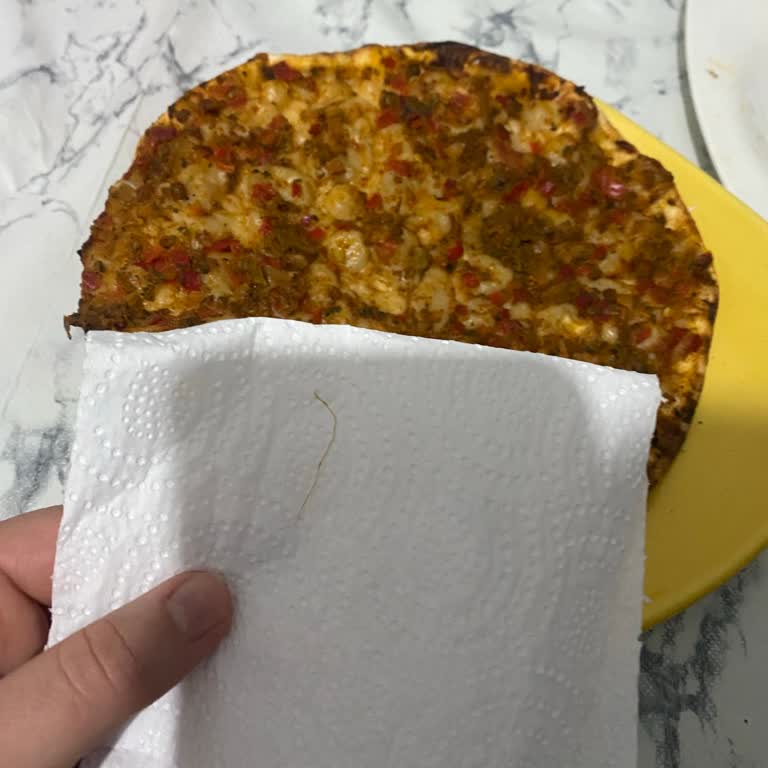 BİM'den Alınan Lahmacunda Naylon İp Sağlık Endişesi Yaratıyor