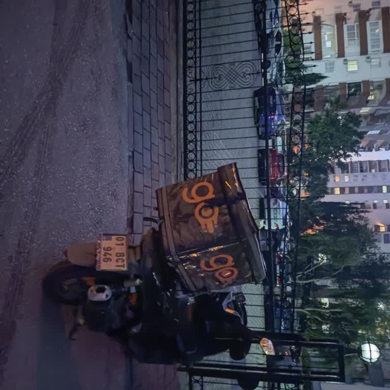 Kurye Motosikletini Giriş Kapısının Önüne Park Etmesi Güvenlik Riskine Yol Açtı