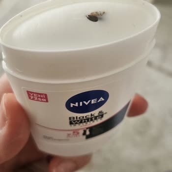 Nivea Deodorant Stick Kısmında Böcek Ölüleri Görüldü