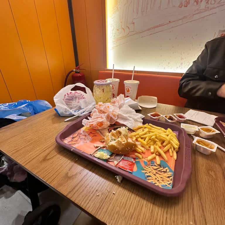 Popeyes'te Tavuk Eksikliği Ve Bayat Ekmek Sorunu