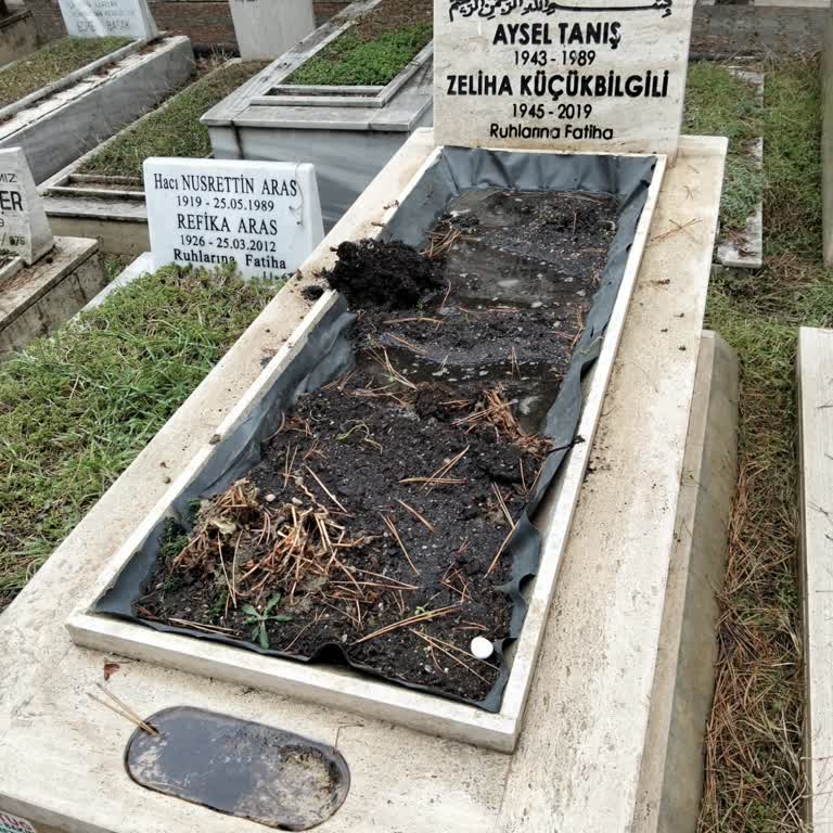 Mezarlarımızın Çiçek Ve Topraklarının Sürekli Eksik Bırakılması