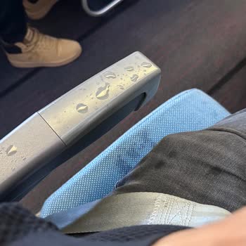 Uçakta Kabin Bagajı Sızıntısı Koltukta Düşen Su Damlası Giysime Zarar Verdi