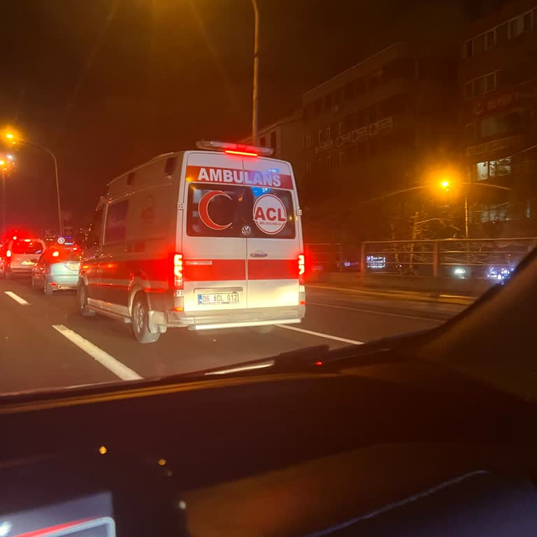 Sirensiz Çakar Lambalı Ambulans Trafikte Kaza Riski Oluşturuyor