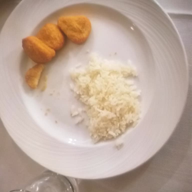 Ajet Uçuş İptali ve Otelde Yetersiz İkramlar Nedeniyle Büyük Mağduriyet