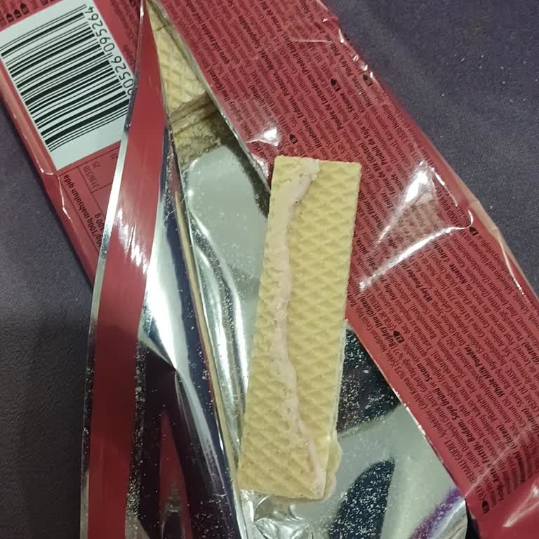 BİM Eti Hoşbeş Paketi İçinde Gofret Katmanları Eksik Ve Hijyen Sorunu