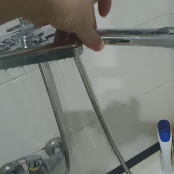 Syronea Duş Hortumu Patladı, Satıcı Yedek Parça Göndermiyor