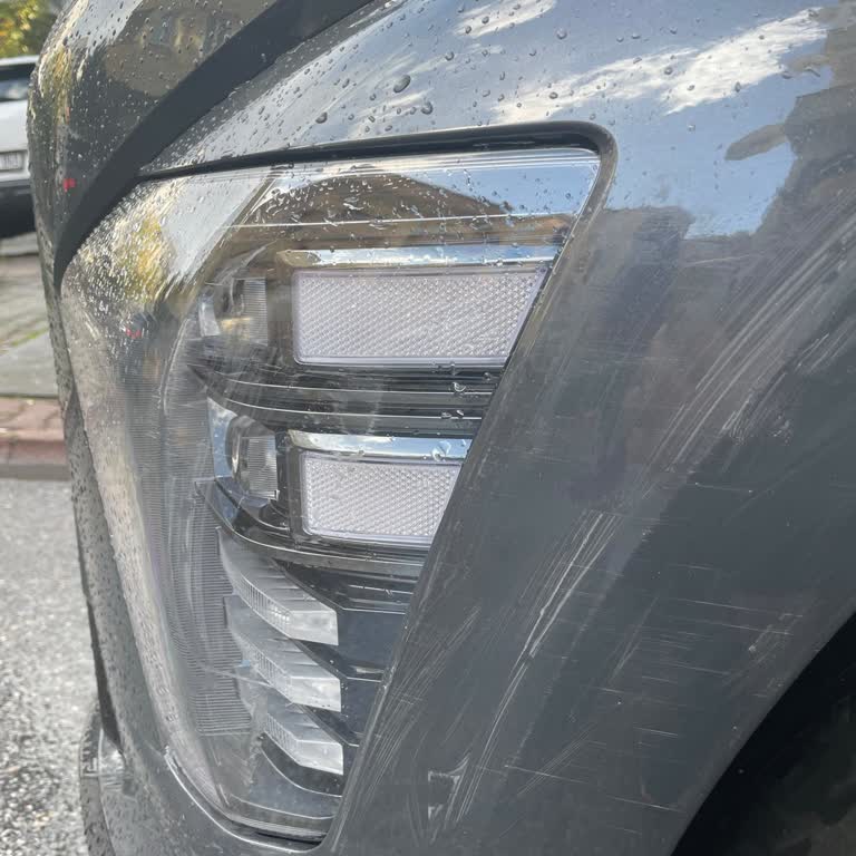 Hyundai Kona Elektrik Test Sürüşünde Dikkatsiz Çalışan Nedeniyle Far Ve Tamponda Çizikler Oluştu