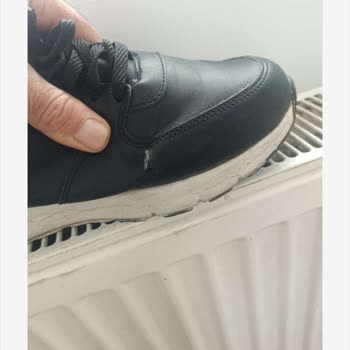 Kısa Sürede Yırtılan Ayakkabı, Kargo Ücretini Satıcı Karşılamalı