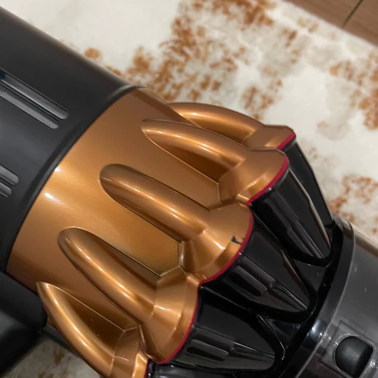 Dyson V16 Piston Animal Süpürge Gövde Boya Soyulması Üretim Hatası Değişim Talebi