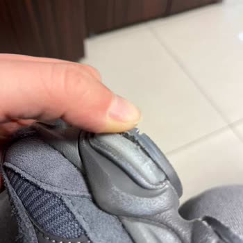 Vega Spor Renk Farkı Ve Yırtıklar İçeren Ayakkabıya Cevap Alınmıyor!