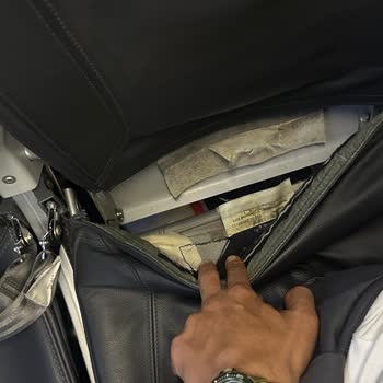 Ajet Uçuş Gecikmesi Ve Kırık Cam Kenarı Koltuk Şikayeti