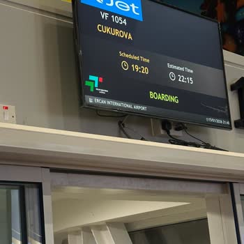 Ajet Uçuş Gecikmesi Ve Kırık Cam Kenarı Koltuk Şikayeti