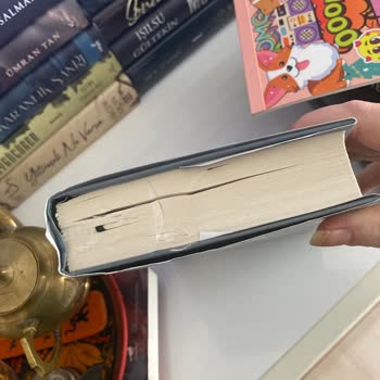 Kargoist Teslimatındaki Yırtık Koli Ve Islanan Kitaplar