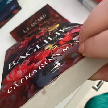 Kargoist Teslimatındaki Yırtık Koli Ve Islanan Kitaplar