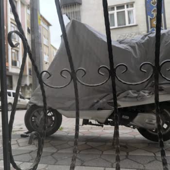 Sultançiftliği Mahallesi 166 Sokakta Kaldırıma Araç Parkı Camı Ve Hava Akışını Engelliyor