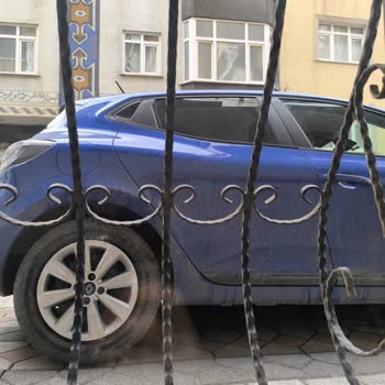 Sultançiftliği Mahallesi 166 Sokakta Kaldırıma Araç Parkı Camı Ve Hava Akışını Engelliyor