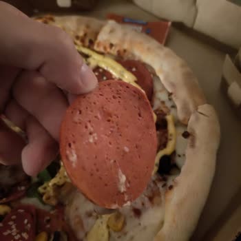 Güngören Domino’s Şubesinde Çiğ Sucuklu Pizza Sorunu Tekrarlıyor