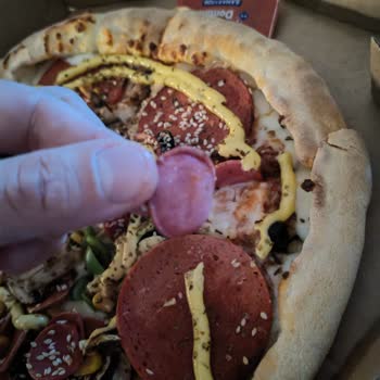 Güngören Domino’s Şubesinde Çiğ Sucuklu Pizza Sorunu Tekrarlıyor