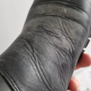 Derimod Botta Kısa Sürede Çamur Lekesi Ve Mağaza Sorumluluk Reddi