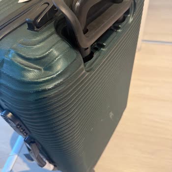 Daño al equipaje en vuelo Emirates EK121, solicito compensación