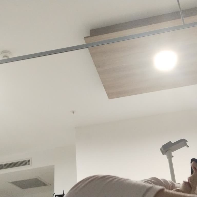 Odada Mahremiyet Perdesi Eksikliği Ve Çalışmayan Televizyon