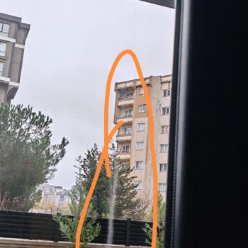 Billur Pencere Camın İçerisinde Lekeler Olduğunu Fark Ettik