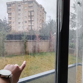 Billur Pencere Camın İçerisinde Lekeler Olduğunu Fark Ettik