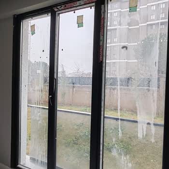 Billur Pencere Camın İçerisinde Lekeler Olduğunu Fark Ettik