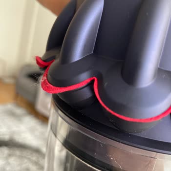 Dyson V15 Süpürge Gövdesinden Toz Kaçırma Sorunu Tekrarlıyor Ve Çözülmüyor