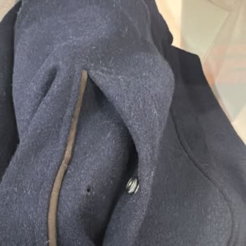 Brooks Brothers Mağazasında Mont Düğmesi Tamiri İçin Aşırı Prosedür Ve Saygısız Yaklaşım