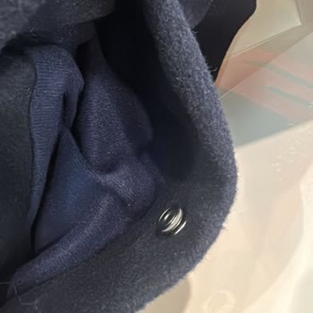 Brooks Brothers Mağazasında Mont Düğmesi Tamiri İçin Aşırı Prosedür Ve Saygısız Yaklaşım