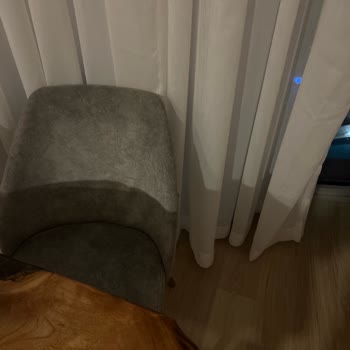 Kırılan Sandalye Ve Yanıtsız Mağaza