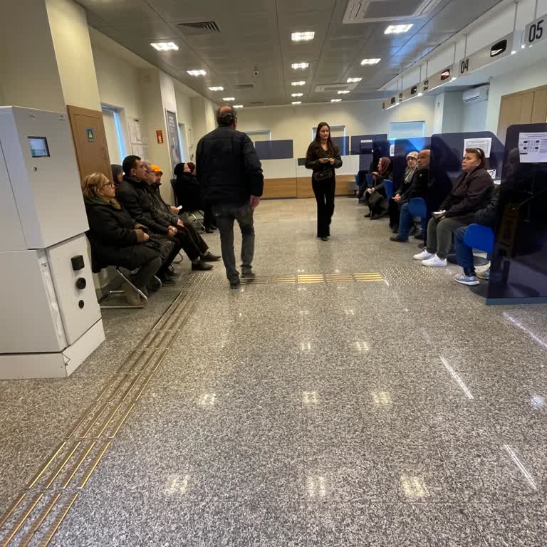 Gelibolu Yapı Kredi Şubesinde Tek Banko Nedeniyle Emekli Maaşları İçin Saatlerce Bekleme