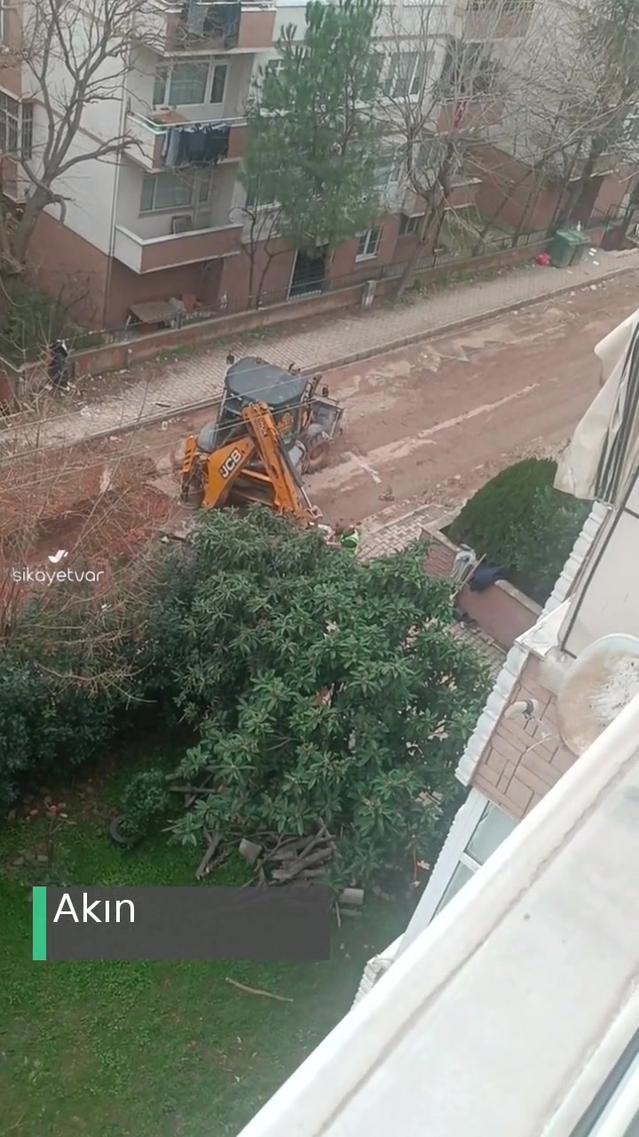 Kocaeli Büyükşehir Belediyesi İSU'nun Bitmek Bilmeyen Yoldaki Kazı Çalışması Ve Bilgi Vermemesi... videonun kapak resmi