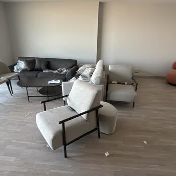 Kırık Ve Kirli Mobilyalar, Tekrarlanan Teslimat Ve Çözülmeyen Müşteri Hizmeti