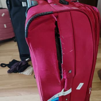 Ajet Çukurova’dan Azerbaycan’a Uçuşta Kırılan Büyük Boy Bavullar ve Cevapsız Hasar Kaydı