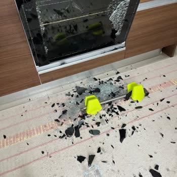 Simfer Ankastre Fırın Camı Kendiliğinden Patladı: Parça Değişimi Talebi