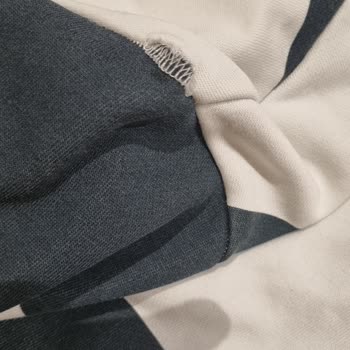 Aksaray DeFacto Mağazasında Renk Atması Ve Dikiş Sorunu Olan Sweatshirt İçin İade Talebi