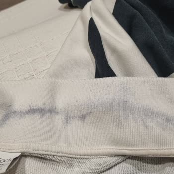 Aksaray DeFacto Mağazasında Renk Atması Ve Dikiş Sorunu Olan Sweatshirt İçin İade Talebi