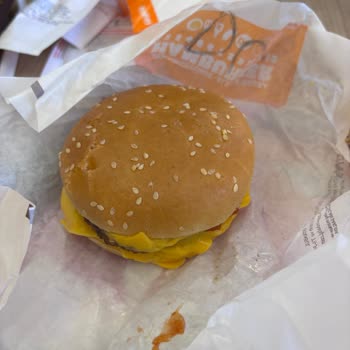 Ücretine Uygun Olmayan Küçük Burger Ve Personelin Saygısız Tavrı