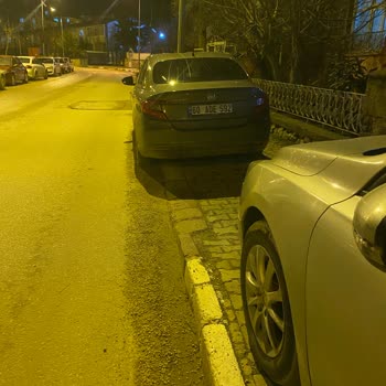 Bahçelievler Mahallesinde Kaldırıma Araç Parkı Yaya Ve Bebek Güvenliğini Tehlikeye Atıyor