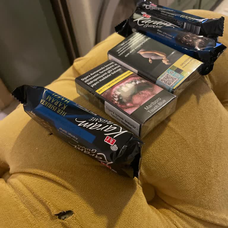 Şok Markette Soğutucu Dolap Üstünde Oturan Personel Hijyen İhlali