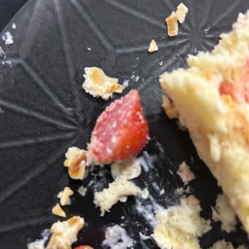 Divan Online Sipariş Çilekli Pasta Kalite Düşüklüğü Ve Cevap Bekliyoruz