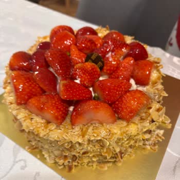 Divan Online Sipariş Çilekli Pasta Kalite Düşüklüğü Ve Cevap Bekliyoruz