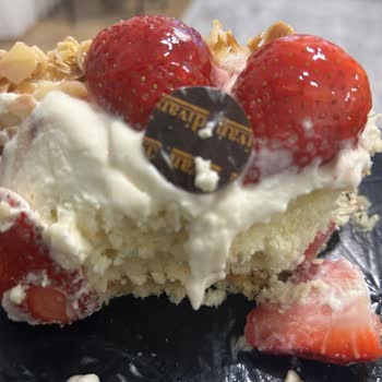 Divan Online Sipariş Çilekli Pasta Kalite Düşüklüğü Ve Cevap Bekliyoruz