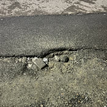 Kadıköy Fener Kalamış Caddesi'ndeki Çukur Mercedes C Model Lastiği Yarı Kırdı