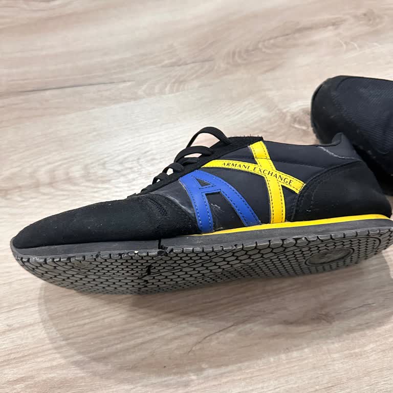 Armani Exchange Erkek Sneaker Ayakkabısının 5. Giyişte Tabanda Yırtılması Ve Değişim Talebi